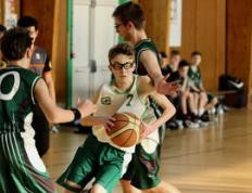 篮球赛场焦点！俄罗斯队对阵意大利队，防守反击奏效，球队笑到最后